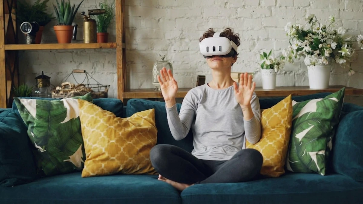 Mujer con unas gafas de realidad virtual haciendo una relajación de Jacobson